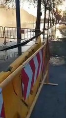 VÍDEO: Tremenda fuga de agua por una tubería reventada en Sant Adrià