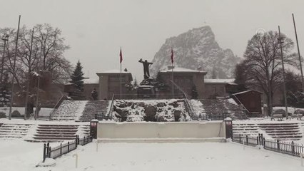 AFYONKARAHİSAR - Kar yağışı etkili oluyor