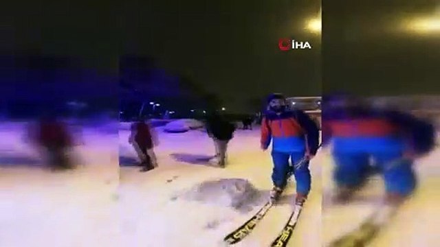 Yok artık dedirten görüntüler! Kayak yaparak gitti