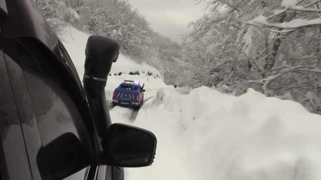 Türk Kızılay ekipleri karlı yolları aşıp yardım ulaştırıyor