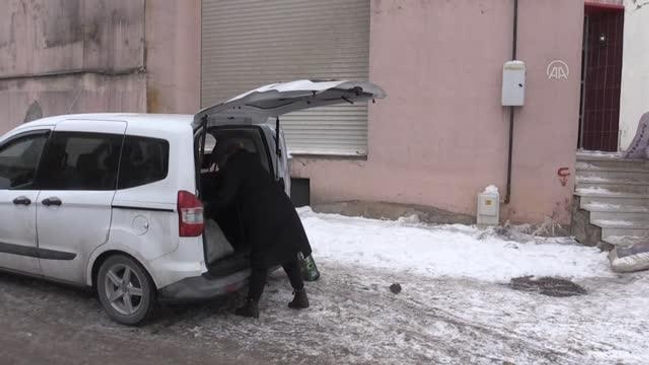 5 yıldır dondurucu soğuklarda "can dostları" besliyor