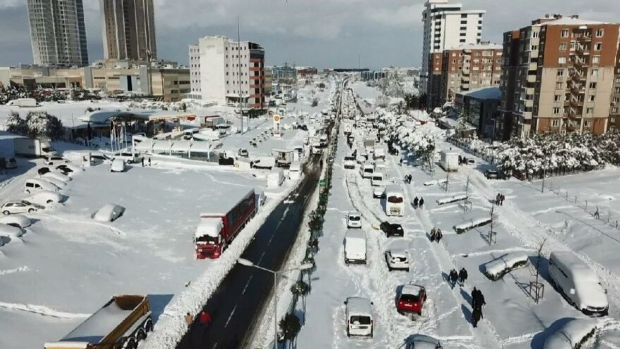 Hadımköy’de işçiler geceyi fabrikada geçirdi