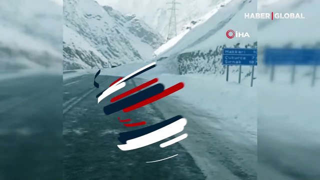Hakkari-Van karayoluna çığ düştü