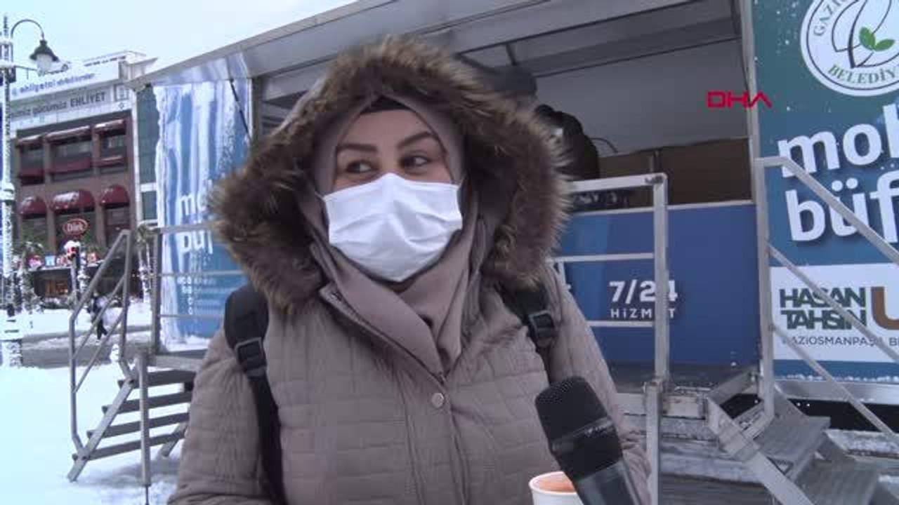 KARDA İŞE GİDEN VATANDAŞA GAZİOSMANPAŞA'DA SICAK ÇORBA İKRAMI