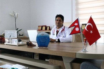 Hastalıktan 2 kardeşini kaybeden Nepalli doktor, çocukları tedavi ediyor