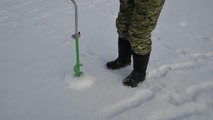 KRASNOYARSK - Rusya'da buz tutan nehirde kamera yardımıyla balık avı