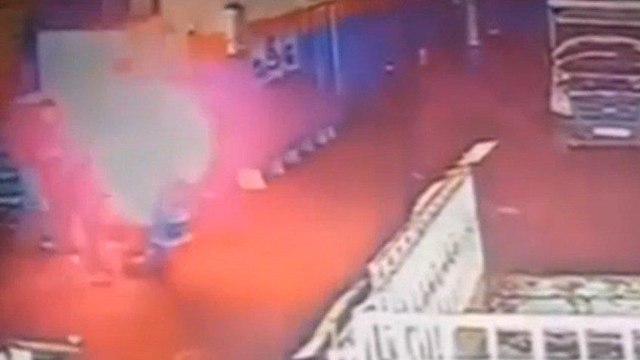 Odunların üzerine döktüğü tiner böyle parladı