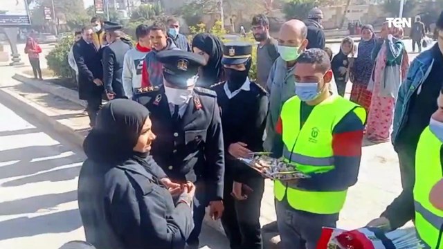 ضباط الشرطة يوزعون الورود على المواطنين في شوارع كفر الشيخ والحلوى وعلم مصر وكتيبة عن الشرطة المصرية