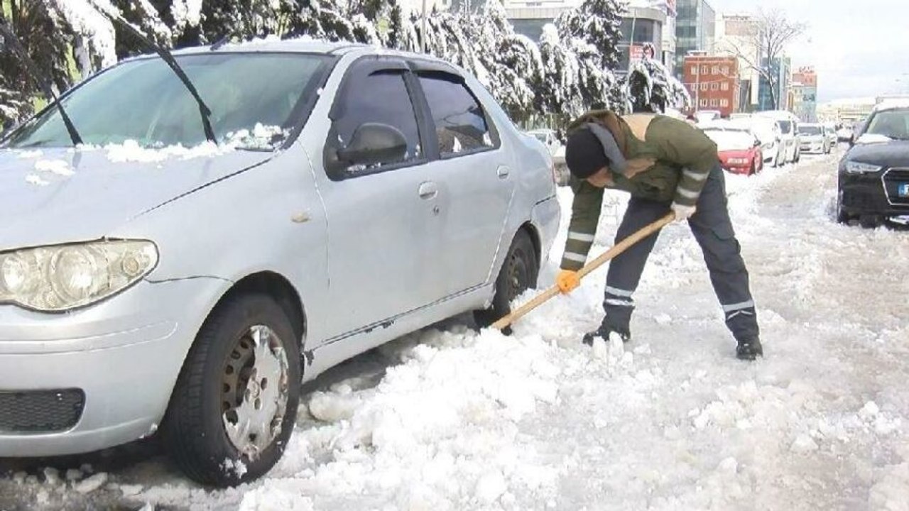 Küreğini alan otoyol kenarına bıraktığı aracını çıkarmaya geldi
