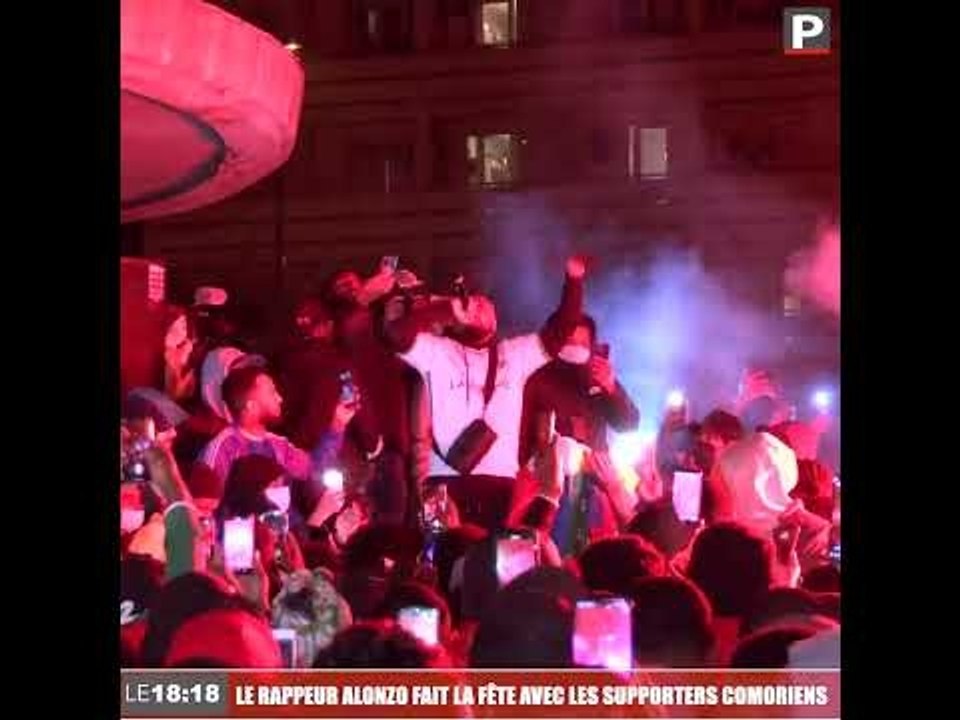 Le rappeur marseillais Alonzo fait la fête avec les supporters comoriens