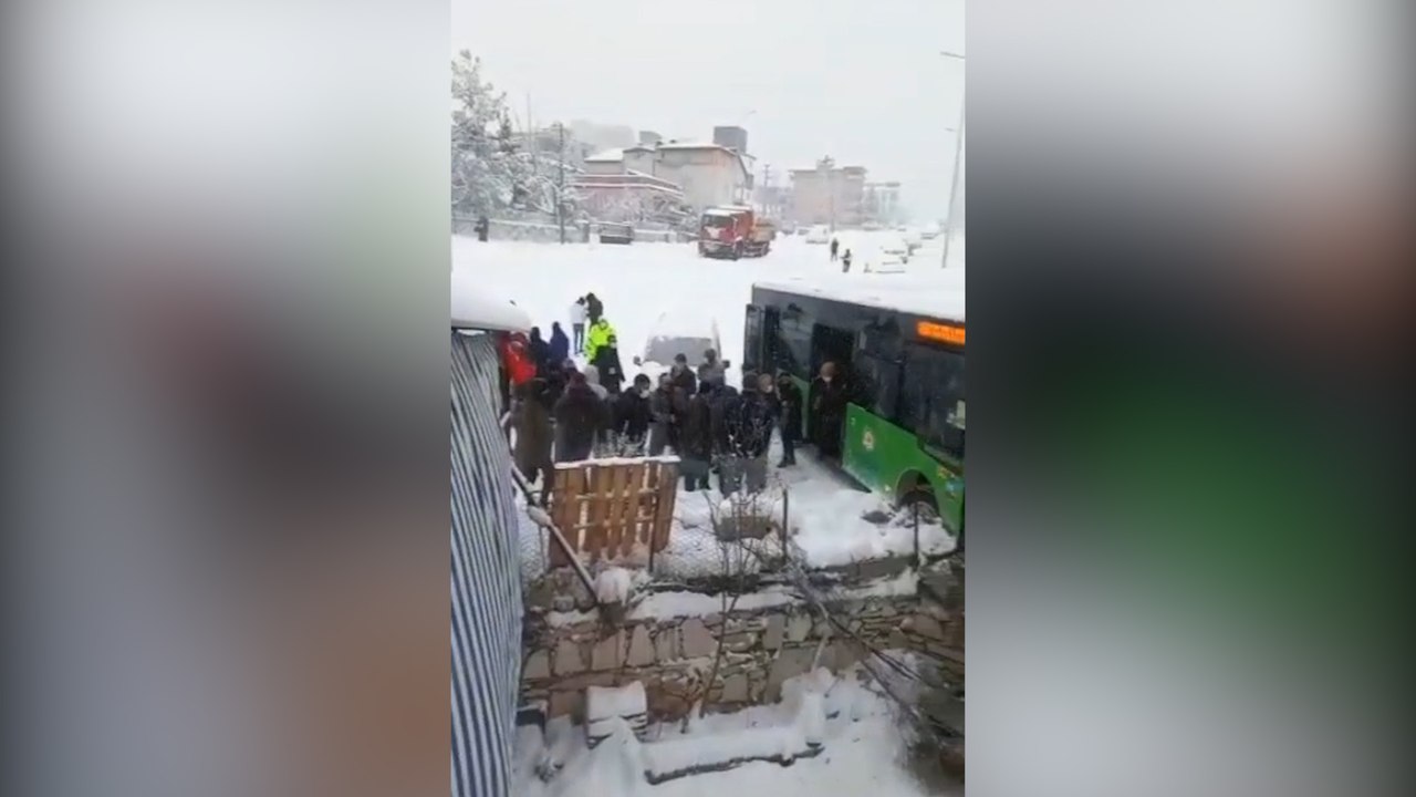 Belediye otobüsü evin bahçesine girdi