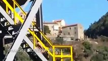 Gavorrano, donna sale su una torre per protesta: 