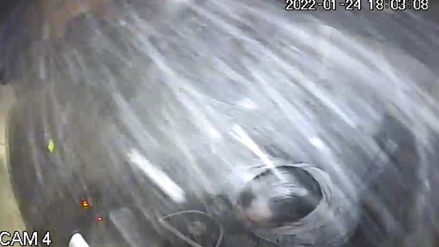 Çatıdan kar kütlesi düştü, saniyelerle kurtuldu