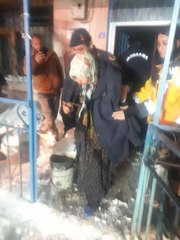 BACA ÇÖKTÜĞÜ İÇİN SOBA YAKAMAYAN YAŞLI ÇİFT, DONMAKTAN KURTARILDI