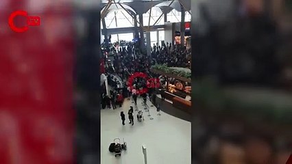 İstanbul Havalimanı’nda mahsur kalan turistler protestoya başladı: ‘We need hotel’