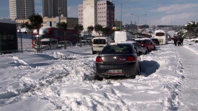 Yolda bırakılan araçlar trafiği durdurdu