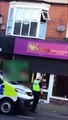 Un dealer balance toute sa drogue par la fenêtre de sa maison avant une descente de police (Angleterre)