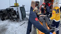 Karlı yolda servis minibüsü yan yattı: 3 yaralı