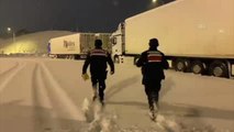 Kar nedeniyle yolda kalanların yardımına jandarma yetişti