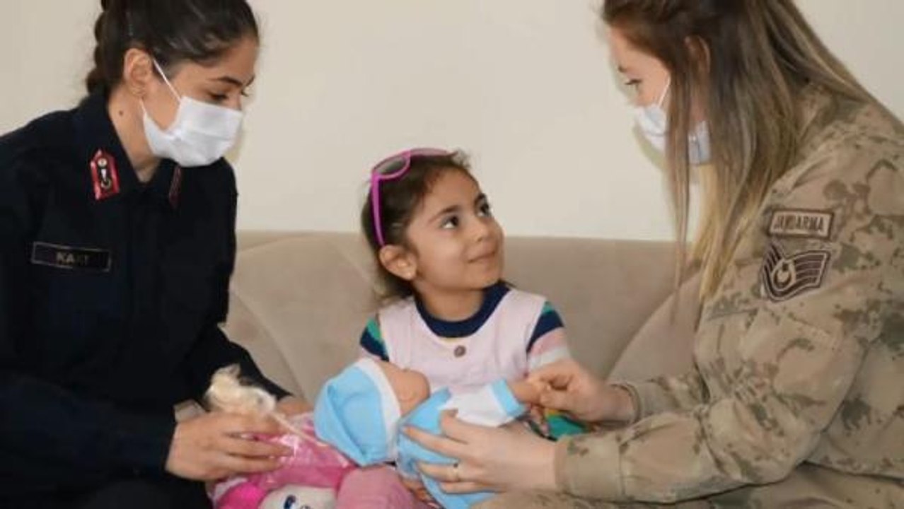 Jandarmadan, Elazığ depreminde enkaz altından çıkarılan Yüsra'ya ziyaret