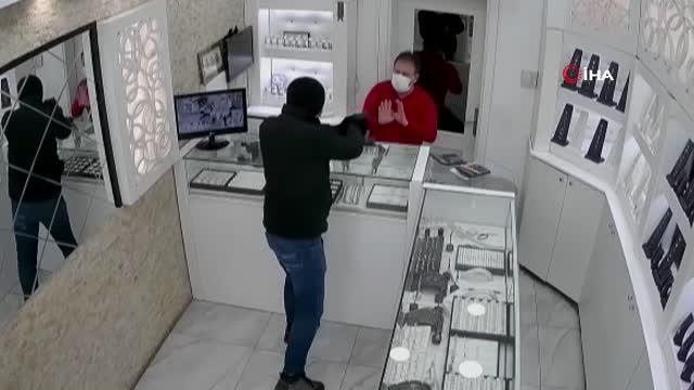İzmir'deki kuyumcudan hırsızlık olayında güvenlik kamerası ortaya çıktı