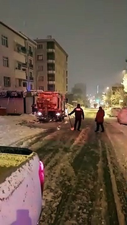 Kartal Belediyesi, karla mücadele çalışmalarına 7/24 devam ediyor