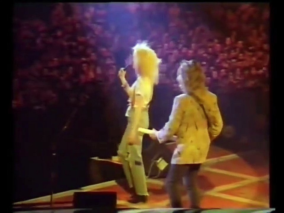 Cyndi Lauper chante "Girls just wanna have fun" en concert à Paris