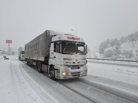 Adana-Pozantı Otoyolu'nda ulaşım kontrollü sağlanıyor