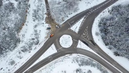 Kaş'ta kar yağışı sonrası 18 mahallenin yolu ulaşıma kapandı