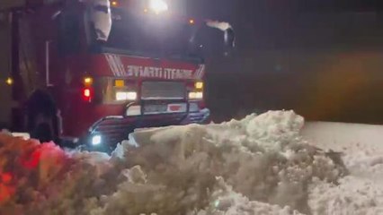 KAR KÜREME ÇALIŞMALARINA İTFAİYE ARACI DA KATILDI