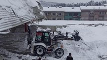 Çatısı çöken kapalı pazar yerinin enkazı kaldırılıyor