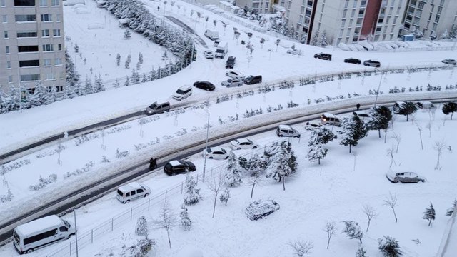 عاصفة ثلجية تشل الحركة وتعطل الحياة في إسطنبول