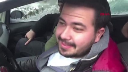 YAPTIĞI KARDAN ADAMI, OTOMOBİLİN ÜZERİNDE GEZDİRDİ