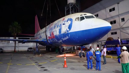 Içamento de avião para teto de shopping, em Contagem