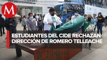 Alumnos del CIDE sacan escritorio del director y exhiben documentos