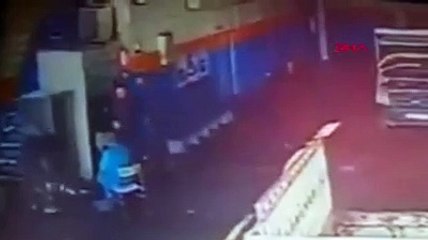 Tiner dökerek odunları tutuşturmak istediler, bir anda parladı; 4 yaralı