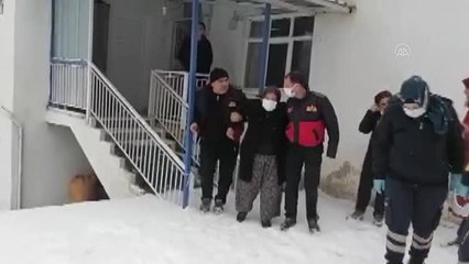 Karda düşen kadını sağlık ekiplerine itfaiye ekibi ulaştırdı