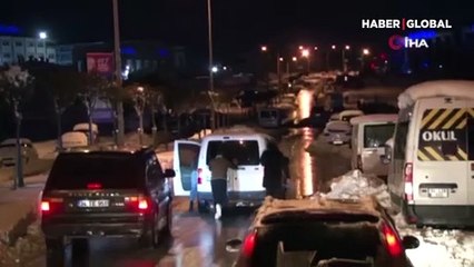 Görüntüler İstanbul'dan! Sürücüler yolda bıraktıkları araçlarını çekiyor