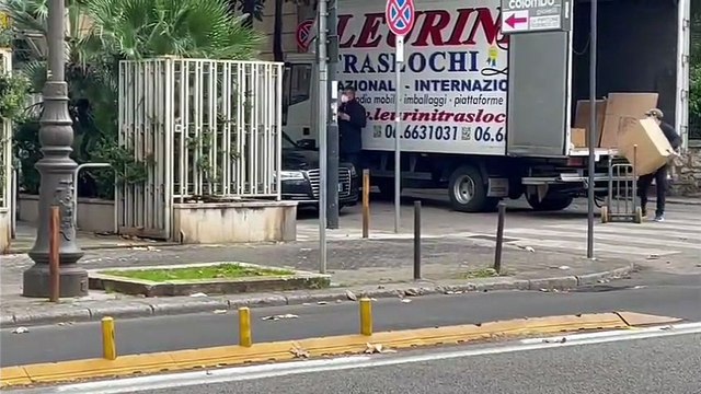 Mattarella abiterà a Roma, i traslocatori portano via i mobili da Palermo