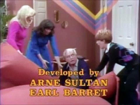 Too Close for Comfort Saison 0 - Openings (3 versions) (EN)