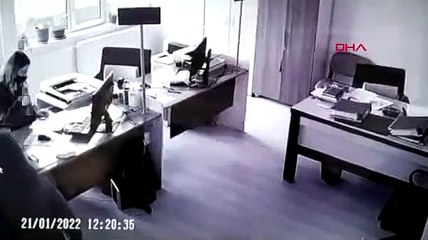 Görevli memura kafa atıp, hastanelik etti