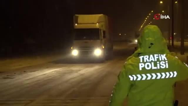 Aksaray-Ankara karayolu kar ve tipi nedeniyle ulaşıma kapatıldı