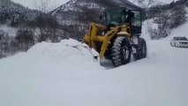 Kar nedeniyle yolu kapanan köydeki hasta, ekiplerin çalışmasıyla hastaneye ulaştırıldı
