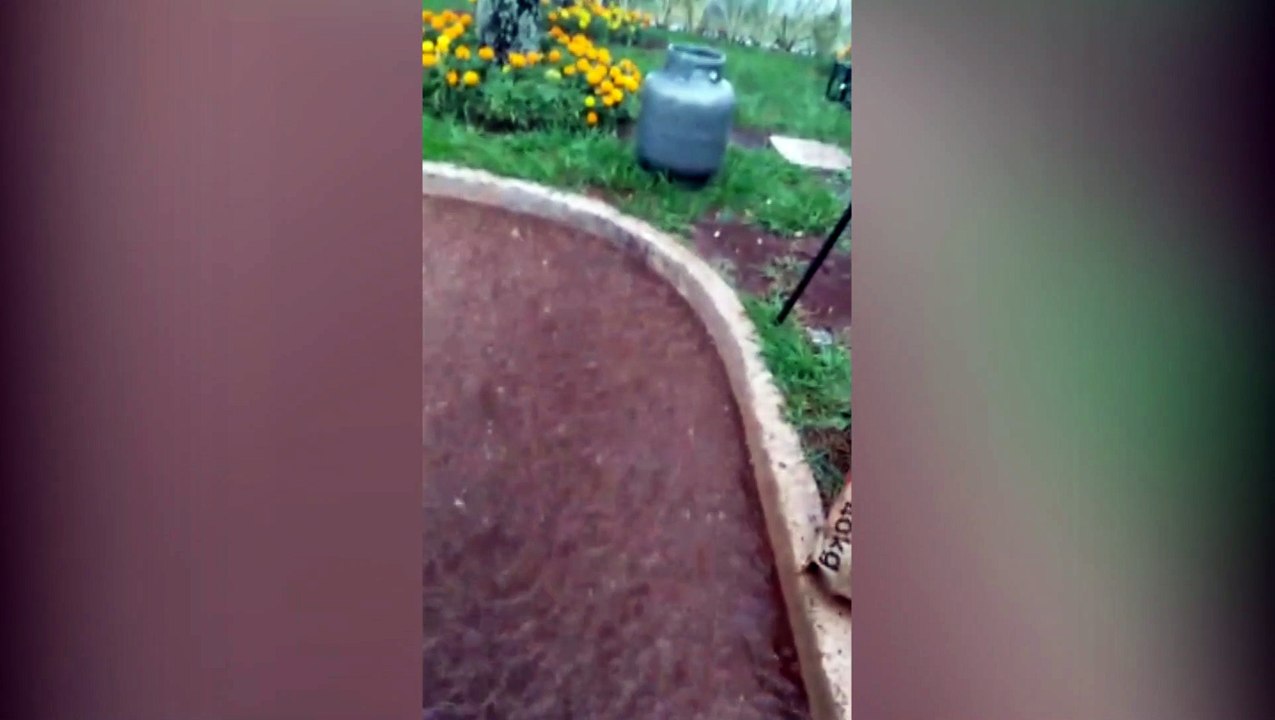 Reformada há poucas semanas, Praça Wilson Joffre tem bueiros entupidos e fica alagada