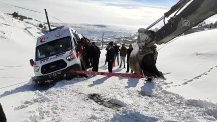 Son dakika haberleri... Tipi nedeniyle yolda kalan 2 ambulans ile 12 araç kurtarıldı