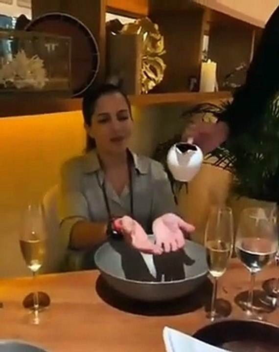 Dos famosos degustan chocolate en un restaurante colombiano con estrella Michelín. El vídeo está dando mucho que hablar por razones obvias, pero lo ci