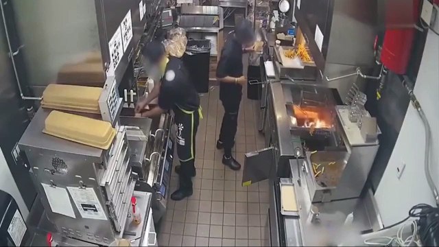 Un employé d'un fast-food a la mauvaise idée de jeter de la glace dans l'huile de la friteuse