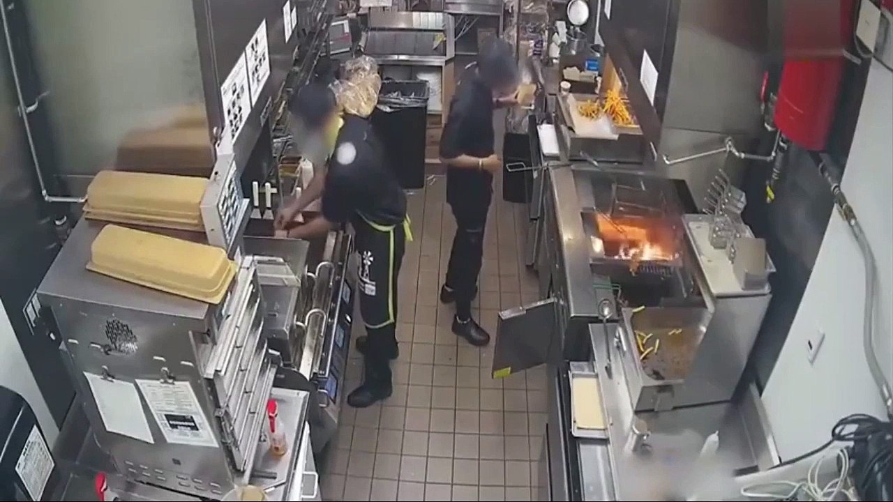 Un employé d'un fast-food a la mauvaise idée de...