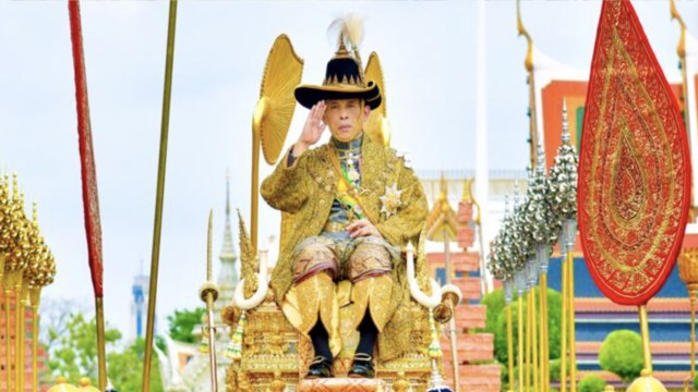 GALA VIDEO - Prison, photos dénudées et titres royaux : l’ascension fulgurante de la concubine du roi de Thaïlande