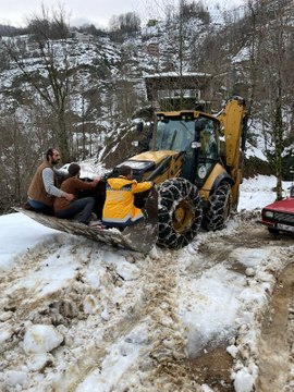 Son dakika haber... YOLU KARLA KAPLI KÖYDE MAHSUR KALAN HASTA, KEPÇEYLE AMBULANSA TAŞINDI